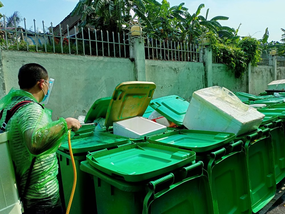 Thùng thu gom rác cũng được phun khử khuẩn hằng ngày