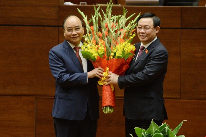 Chủ tịch Quốc hội  Vương Đình Huệ tặng hoa chúc mừng Chủ tịch nước Nguyễn Xuân Phúc
