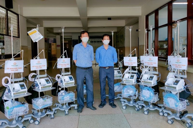 200 máy thở oxy dòng cao đã được Tập đoàn Hưng Thịnh trao tặng trực tiếp đến các bệnh viện