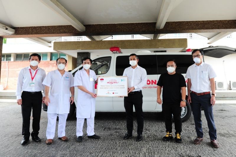 Ông Nguyễn Văn Cường – Phó Chủ tịch Tập đoàn Hưng Thịnh (thứ 3 từ phải sang) cùng đại diện các nhà tài trợ trao tặng 1 xe cứu thương cho BVThống Nhất