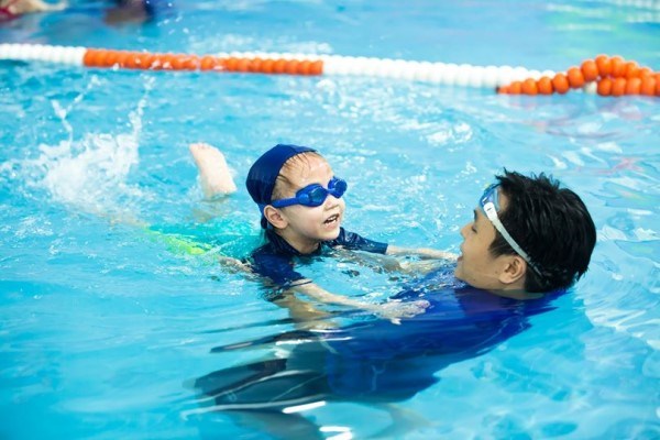 Việc dạy bơi cho học sinh (HS) không chỉ trang bị một kỹ năng sinh tồn quan trọng mà còn tạo môi trường cho trẻ rèn luyện sức khỏe.