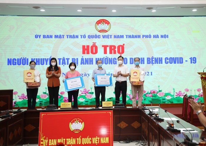 Chủ tịch Ủy ban MTTQ Việt Nam Thành phố Nguyễn Lan Hương trao hỗ trợ cho Hội Người mù và Hội Người khuyết tật Thành phố