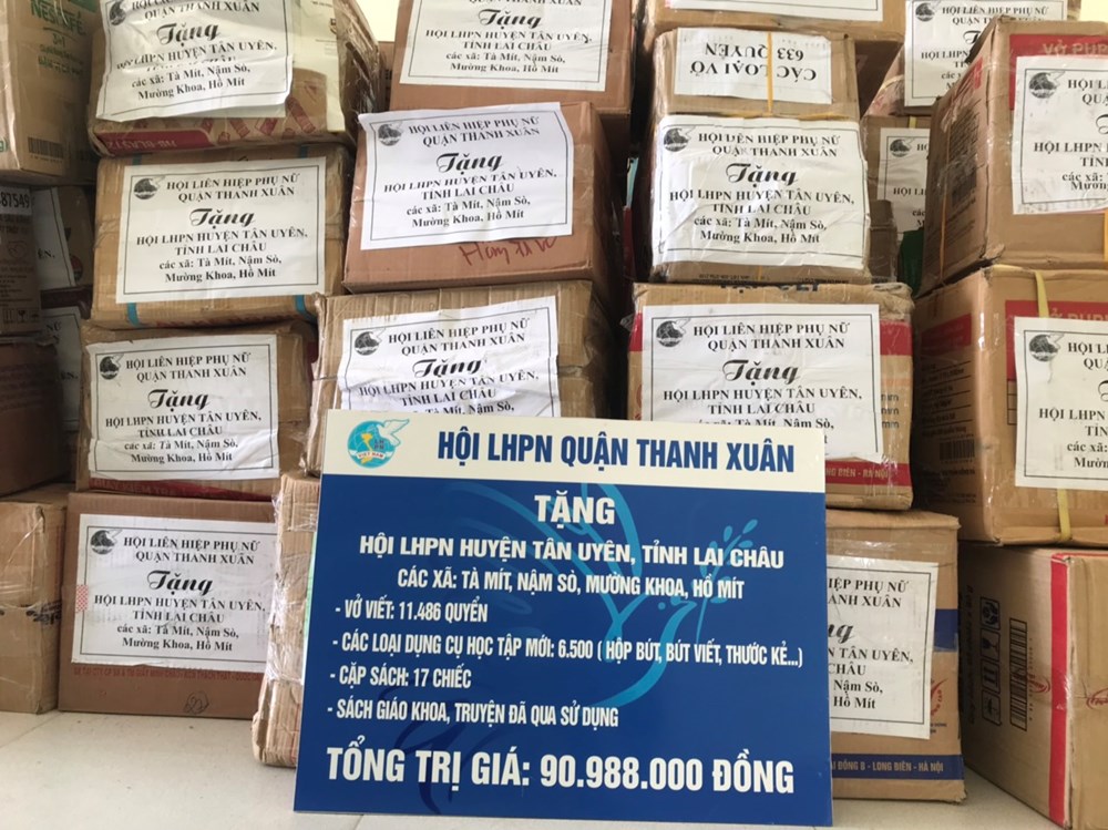 Hội LHPN quận Thanh Xuân tặng quà cho các học sinh vùng cao có hoàn cảnh khó khăn
