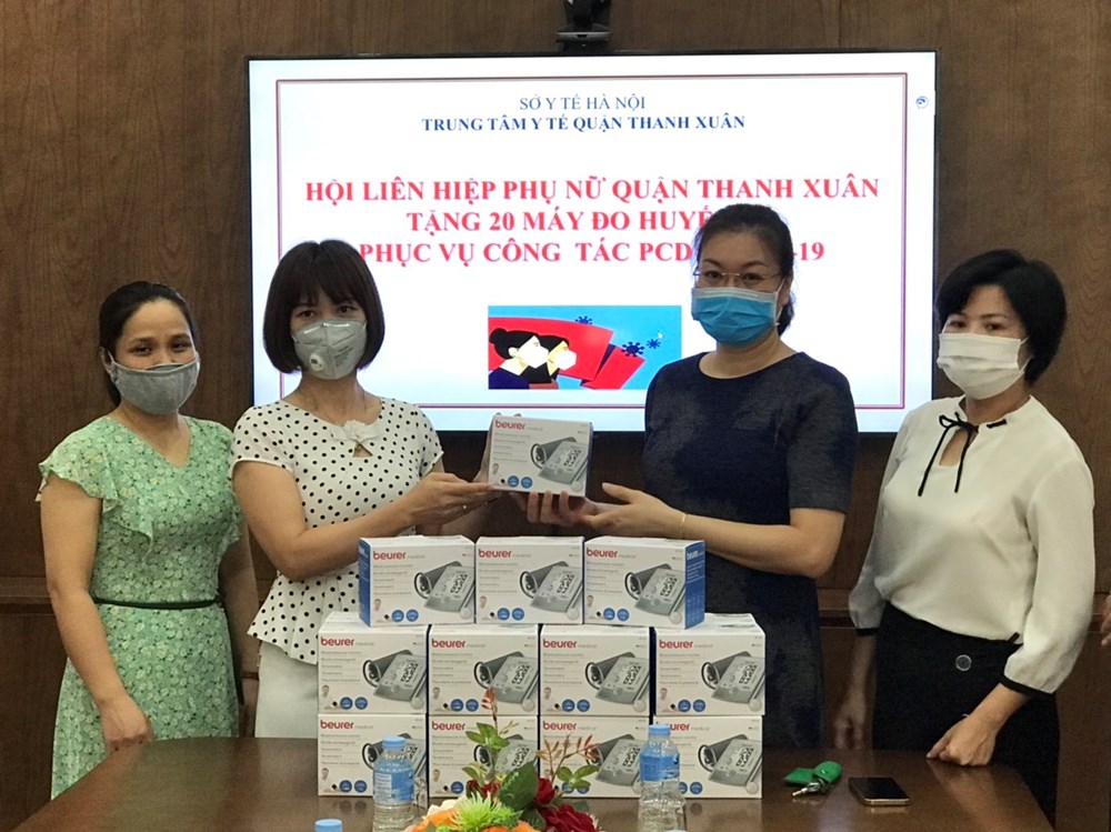 Lãnh đạo Hội LHPN quận Thanh Xuân tặng quà cho Trung tâm y tế quận