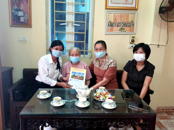 Lãnh đạo Hội LHPN quận, phường thăm hỏi, tặng quà Mẹ Việt Nam anh hùng tại phường Hạ Đình