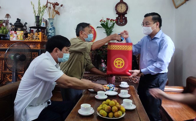 Chủ tịch UBND thành phố Chu Ngọc Anh tặng quà ông Tạ Bất Ban (xã Đan Phượng, huyện Đan Phượng)