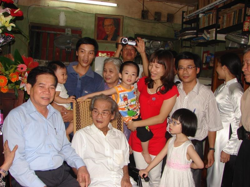Ngày 17/07/2011 Chủ tịch nước Nguyễn Minh Triết thăm nhà văn Sơn Tùng