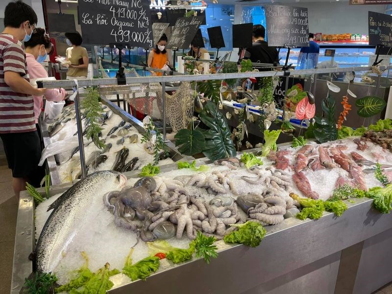 Chiều ngày 25/7, các mặt hàng thực phẩm tươi sống tại siêu thị Vinmart Trần Đăng Ninh (Cầu Giấy) vẫn rất dồi dào.