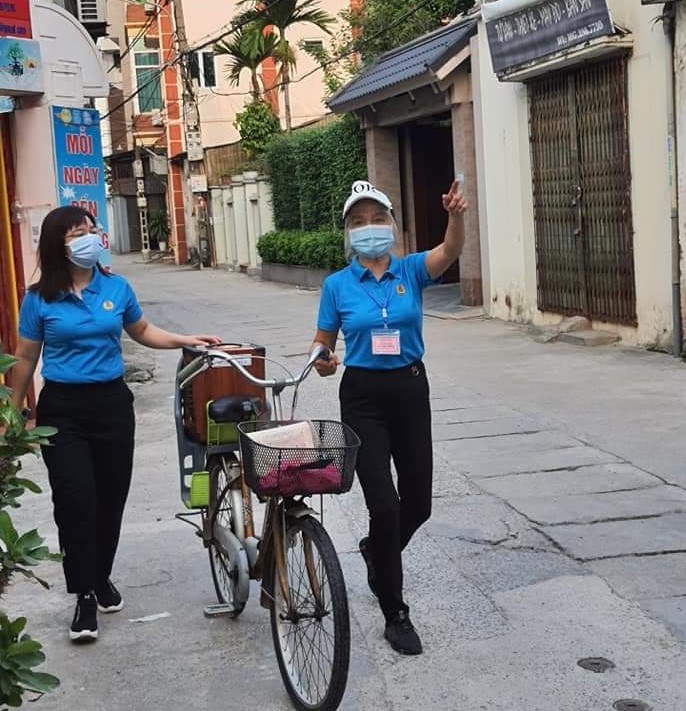 Cán bộ hội viên phụ nữ phường Xuân Đỉnh, quận Bắc Từ Liêm đi tuyên truyền về phòng, chống dịch Covid-19
