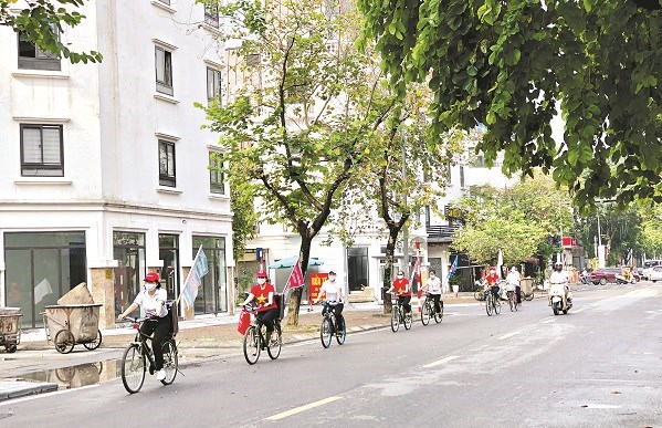 Tổ tuyên truyền cơ động bằng xe đạp của Hội LHPN phường Phú La đã hoạt động từ năm 2020, đến nay đã trở thành nếp sinh hoạt thường thấy của cán bộ, hội viên và người dân