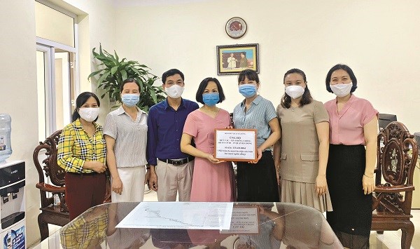 Chủ tịch Hội LHPN quận Hà Đông Lại Hà Phương (thứ 4 từ trái sang) trao số tiền hơn 133 triệu đồng ủng hộ Quỹ Vắc-xin phòng chống Covid-19 quận, là thành quả “Thùng rác thân thiện” và “Thùng rác từ thiện” của toàn thể cán bộ, hội viên