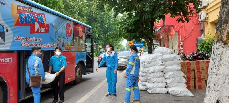 Người LĐ làm việc tại các doanh nghiệp trên địa bàn huyện Mê Linh tiếp nhận quà hỗ trợ