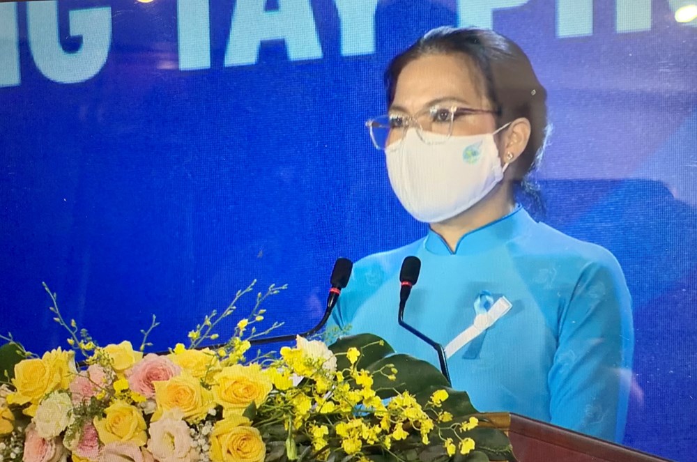 Bà Hà Thị Nga, Ủy viên TƯ Đảng, Chủ tịch Hội LHPN Việt Nam phát biểu khai mạc chương trình