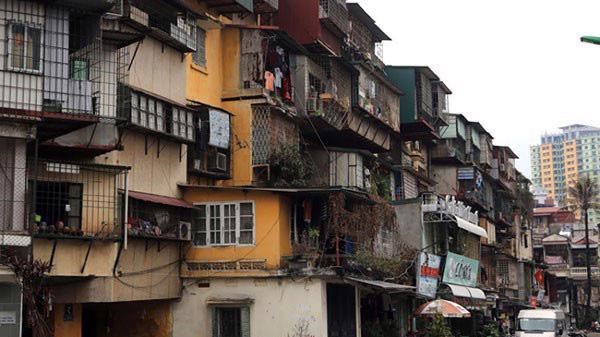 Một chung cư cũ xuống cấp tại Hà Nội cần sớm được xây dựng lại