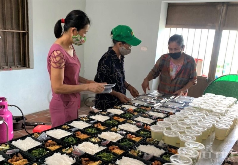 Hội viên phụ nữ quận Hoàng Mai nấu cơm tặng các y bác sĩ tham gia hoạt động tiêm chủng, phòng chống dịch Covid-19.