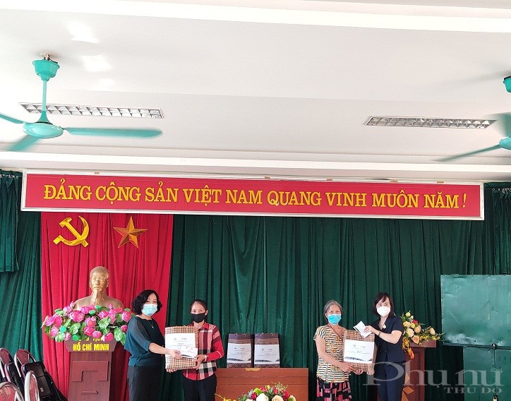 Trước diễn biến tình hình dịch bệnh , đại diện các lao động nữ nhập cư trên địa bàn phường đã đến địa điểm Nhà sinh hoạt khu phố 1, phường Phúc Tân để nhận quà và tiền mặt