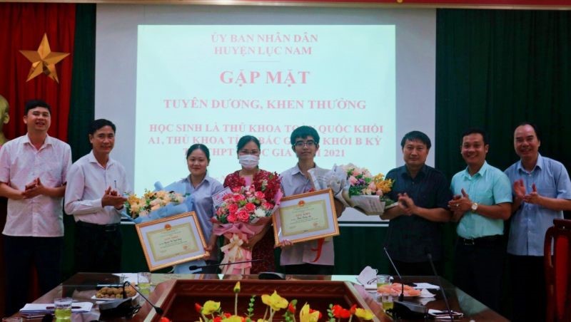 UBND huyện Lục Nam tổ chức gặp mặt tuyên dương, khen thưởng HS thủ khoa toàn quốc khối A1 và thủ khoa khối B tỉnh Bắc Giang