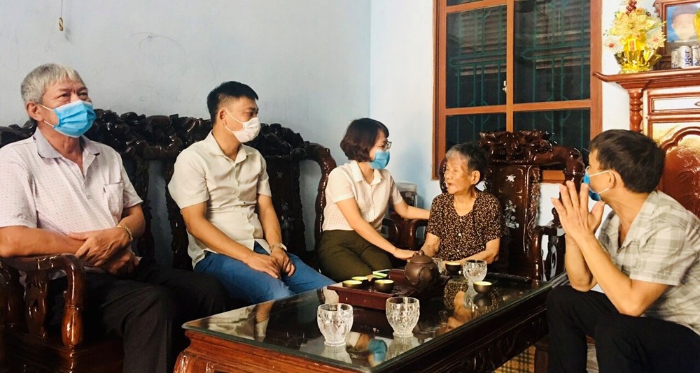 Chị Vũ Lan Anh, Phó Chủ tịch Hội LHPN huyện Gia Lâm thăm hỏi,  tặng quà cho Mẹ Việt Nam anh hùng Dương Thị Giót, xã Yên Viên