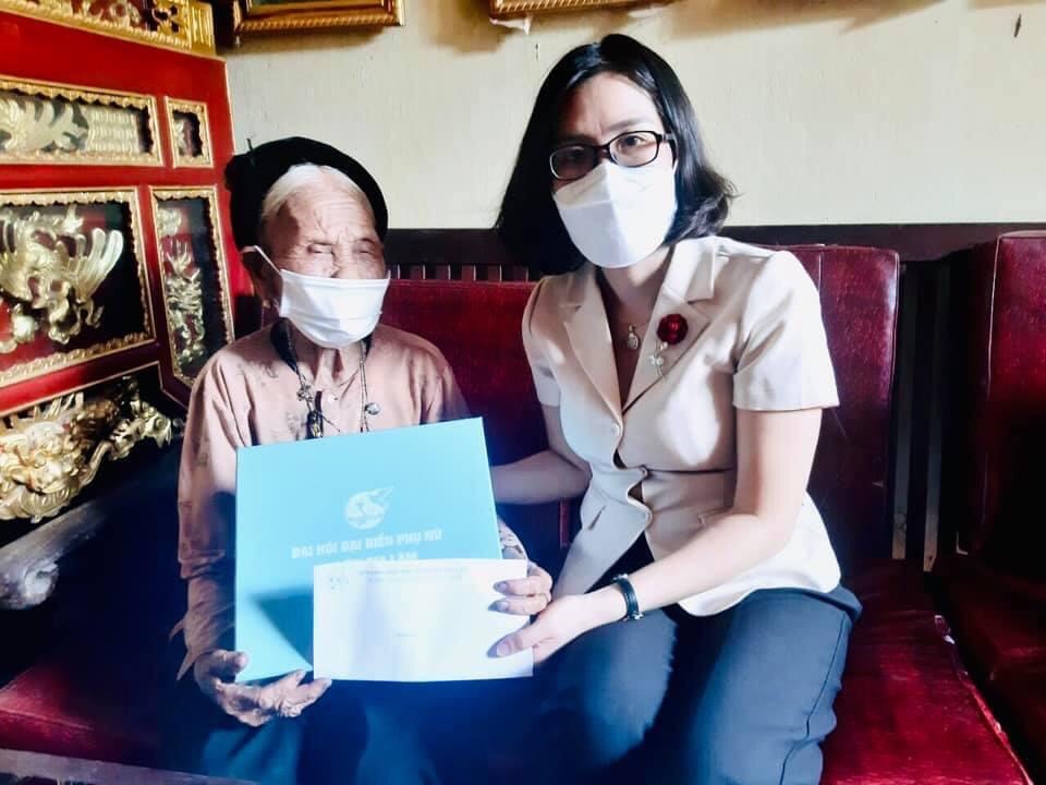 Đồng chí Nguyễn Thanh Hương - Chủ tịch Hội LHPN huyện thăm, tặng quà mẹ VNAH Bùi Thị Nhuần, xã Đặng Xá