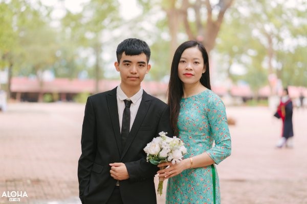 Thân Trọng An - Trường THPT Lục Nam với cô giáo chủ nhiệm Nguyễn Thị Xuân