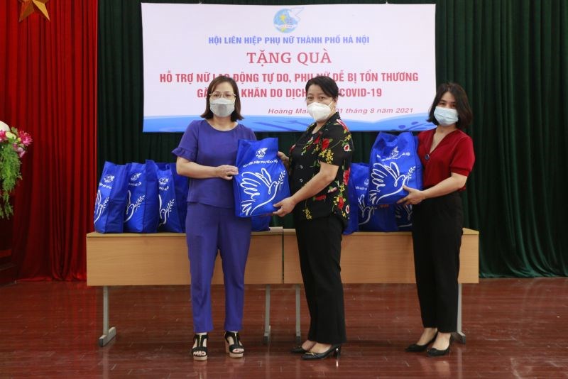 Đồng chí Nguyễn Thị Thu Thủy, Phó Chủ tịch Thường trực Hội LHPN Hà Nội trao quà ủy quyền cho Hội LHPN quận Hoàng Mai trao tặng cho các nữ lao động tự do, phụ nữ dễ bị tổn thương do dịch Covid-19 trên địa bàn