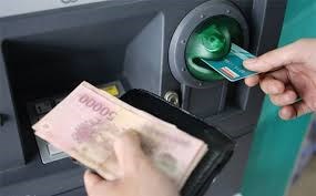 Ngân hàng giảm phí chuyển khoản giao dịch trên ATM, POS - ảnh 1
