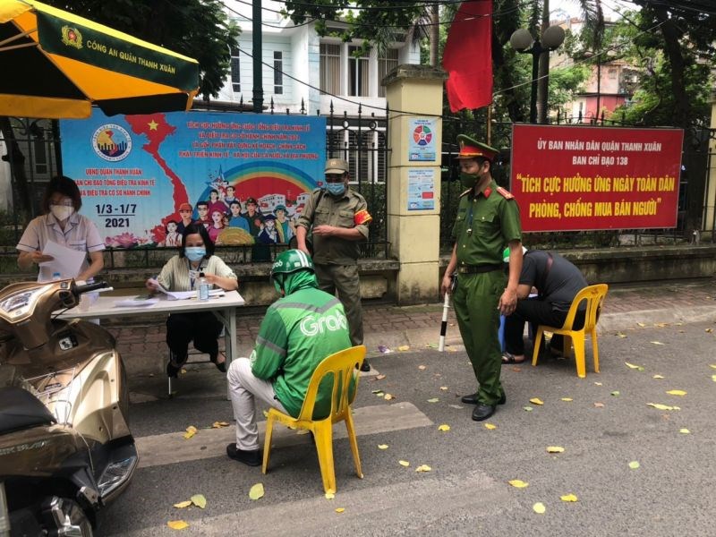 Công an quận Thanh Xuân, TP Hà Nội xử phạt nghiêm những trường hợp vi phạm quy định phòng, chống dịch.