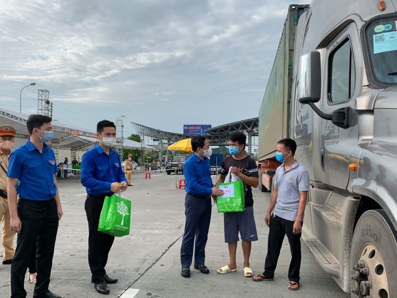 Bí thư Thứ nhất Trung ương Đoàn Nguyễn Anh Tuấn động viên, thăm hỏi, tặng quà các lái xe đường dài.