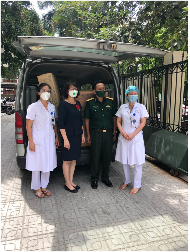 Đ/c Lê Thị Bích Hà (thứ 2 từ trái sang) thay mặt Hội LHPN quận Nam Từ Liêm tặng quà hỗ trợ Trung tâm Y tế quận