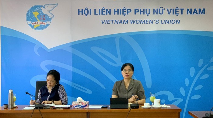 Chủ tịch Hội LHPN Việt Nam Hà Thị Nga (phải ảnh) phát biểu tại buổi họp