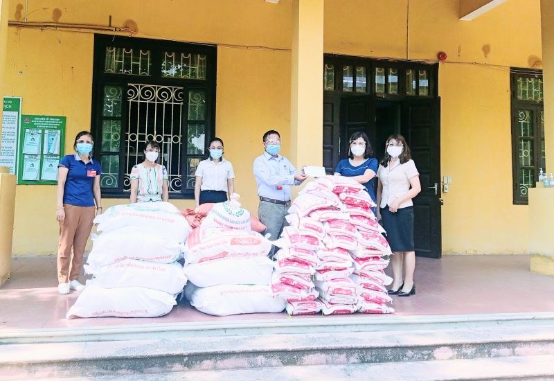Lãnh đạo Hội LHPN huyện tặng gạo cho các gia đình phụ nữ gặp khó khăn do covid-19