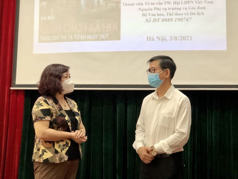 Phó Chủ tịch Hội LHPN Hà Nội Lê Thị Thiên Hương (bên trái) trao đổi với diễn giả Hoa Hữu Vân về nội dung buổi nói chuyện