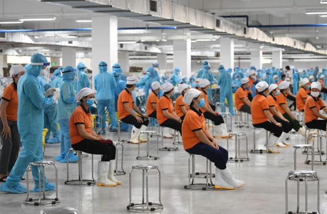 Lấy mẫu xét nghiệm SARS-CoV-2 cho các công nhân một khu công nghiệp tại Bình Dương.