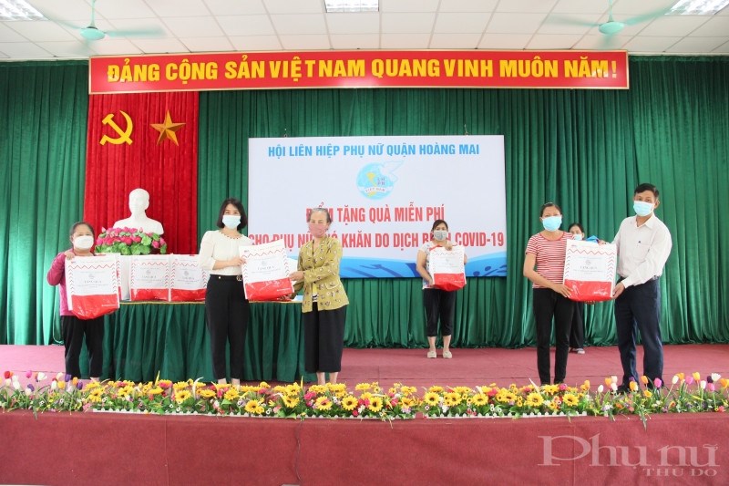 Đại diện lãnh đạo Hội LHPN quận Hoàng Mai và phường Hoàng Liệt trao quà cho hội viên phụ nữ có hoàn cảnh khó khăn trên địa bàn phường.