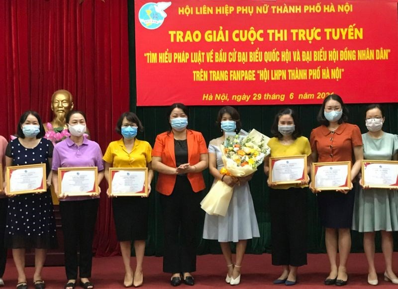 Phó Chủ tịch Thường trực Hội Liên hiệp phụ nữ thành phố Hà Nội Nguyễn Thị Thu Thủy trao giải cho các cá nhân.