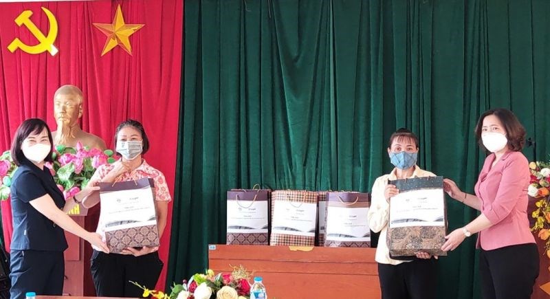 Chủ tịch Hội LHPN Hà Nội tặng quà hỗ trợ lao động nhập cư
