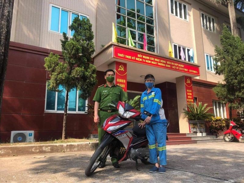 Đại diện Công an quận Nam Từ Liêm tặng xe máy cho chị Lê Thị Trâm