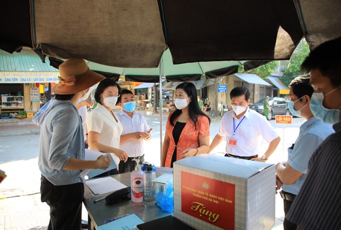 Đồng chí Nguyễn Lan Hương kiểm tra công tác phòng, chống dịch tại Chợ nông sản thực phẩm, phường Quang Trung