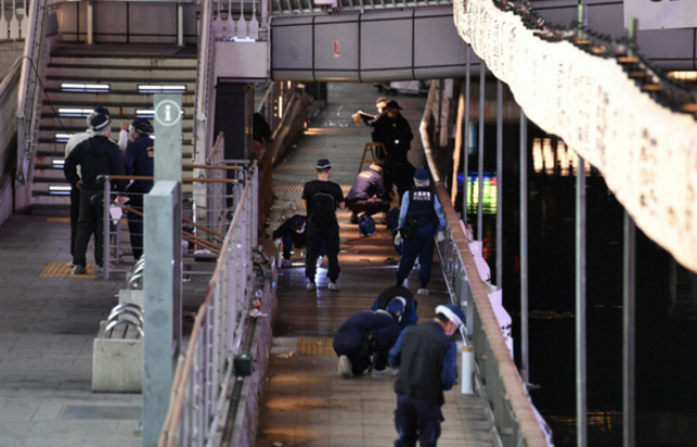 Cảnh sát tại hiện trường vụ án mạng ở Osaka, Nhật Bản vào khoảng 21h46 tối 2-8. Vụ việc xảy ra ở đoạn gần cầu Ebisu, trên sông Dotonbori.