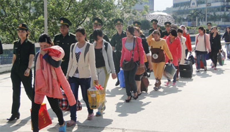 Lực lượng chức năng trao trả nạn nhân của mua bán người cho công an Việt Nam