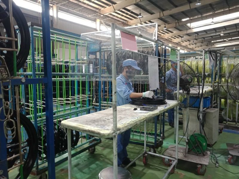Với nhiều biện pháp chống dịch hiệu quả, nhiều  nhà máy tại Hà Nội được xếp ở “vùng xanh” cho phép sản xuất an toàn