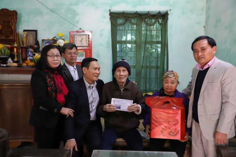 Lãnh đạo UBND huyện Thường Tín tặng quà tri ân gia đình bà Thái, ông Điềm năm 2019
