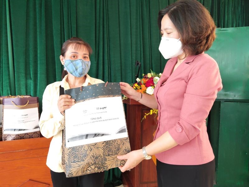 Đồng chí Lê Kim Anh, Chủ tịch Hội LHPN Hà Nội trao quà cho nữ lao động di cư trên địa bàn phường Phúc Tân, quận Hoàn Kiếm.