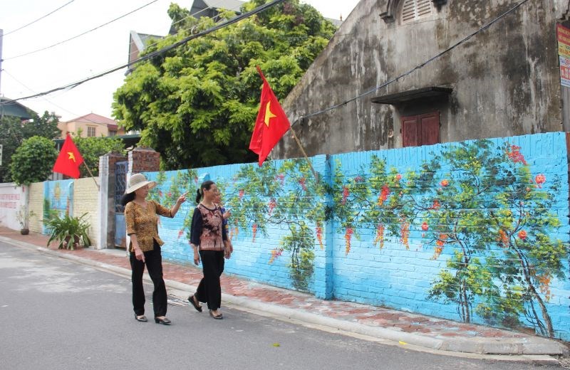 Ảnh: Tuyến đường bích họa do hội viên phụ nữ xã Phú Thị, huyện Gia Lâm thực hiện góp phần xây dựng nông thôn mới tại địa phương