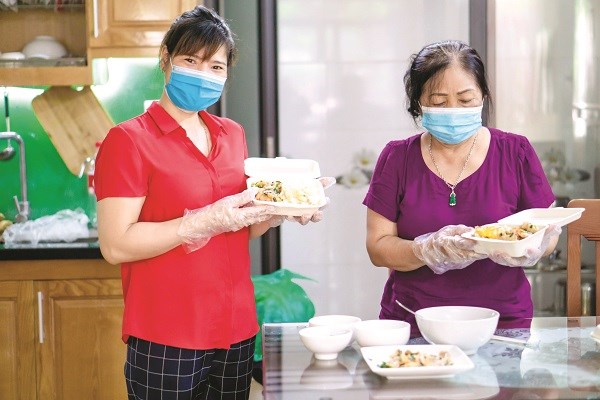 Hội viên phụ nữ huyện Thanh Trì nấu cơm gửi tặng lực lượng tuyến đầu chống dịch