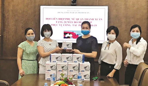 Hội PN quận Thanh Xuân thăm, tặng quà Trung tâm y tế quận