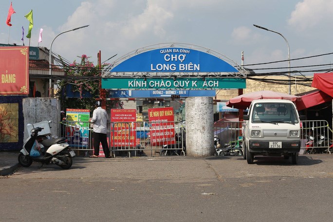Chợ Long Biên bị phong tỏa