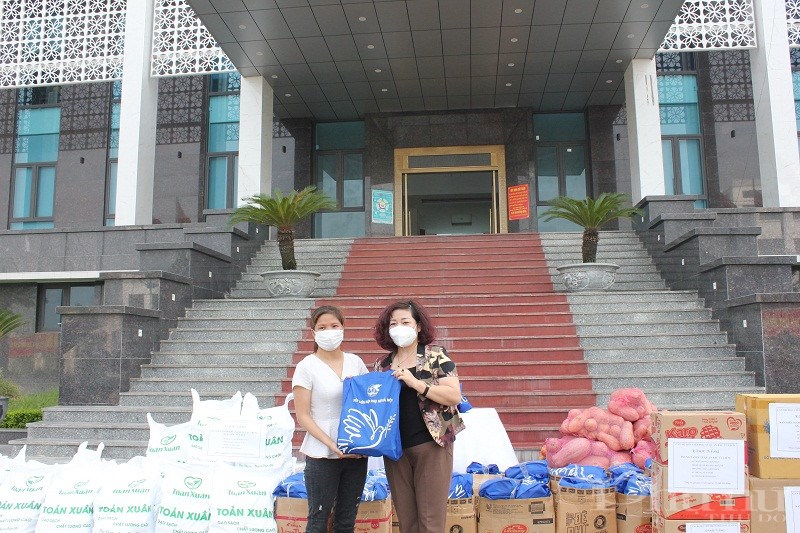 Đồng thời đồng chí Lê Thị Thiên Hương cũng đã trao quà cho đại diện lãnh đạo Hội LHPN của 9 phường trên địa bàn để chuyển trực tiếp tới các gia đình phụ nữ khó khăn