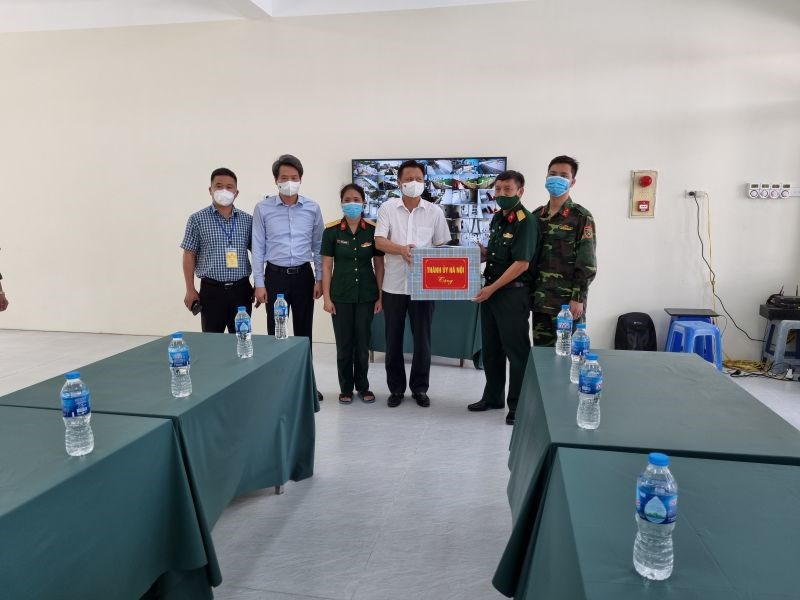 Đoàn công tác của Ban Thường vụ Thành ủy Hà Nội tặng quà chốt kiểm soát tại thị trấn Trạm Trôi (huyện Hoài Đức).