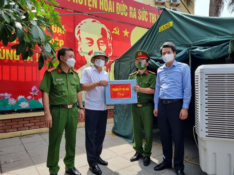 Đoàn công tác của Ban Thường vụ Thành ủy Hà Nội tặng quà lực lượng làm nhiệm vụ tại khu cách ly tập trung Trường Tiểu học thị trấn Trạm Trôi (huyện Hoài Đức).
